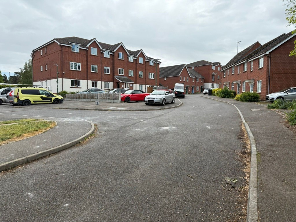 Lot: 71 - PARCELS OF FREEHOLD LAND AND ROADWAYS - General view of the roadway on the development